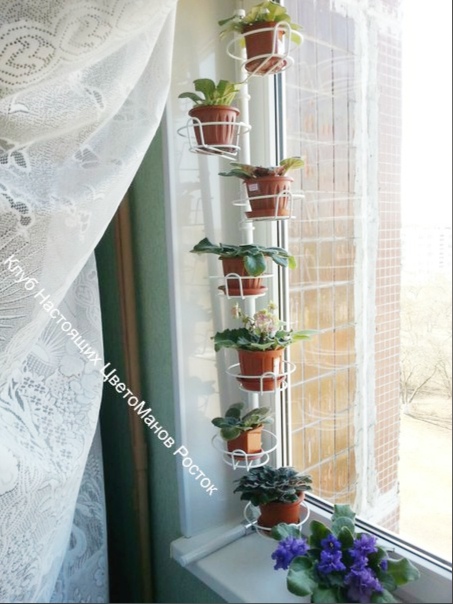 подставка на окно угловая металлическая с ножками. Фото N44