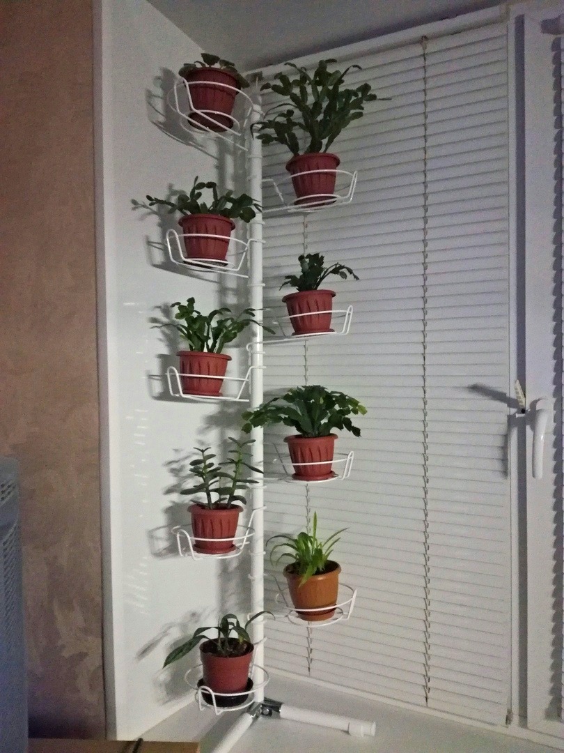 подставка на окно угловая металлическая с ножками. Фото N13